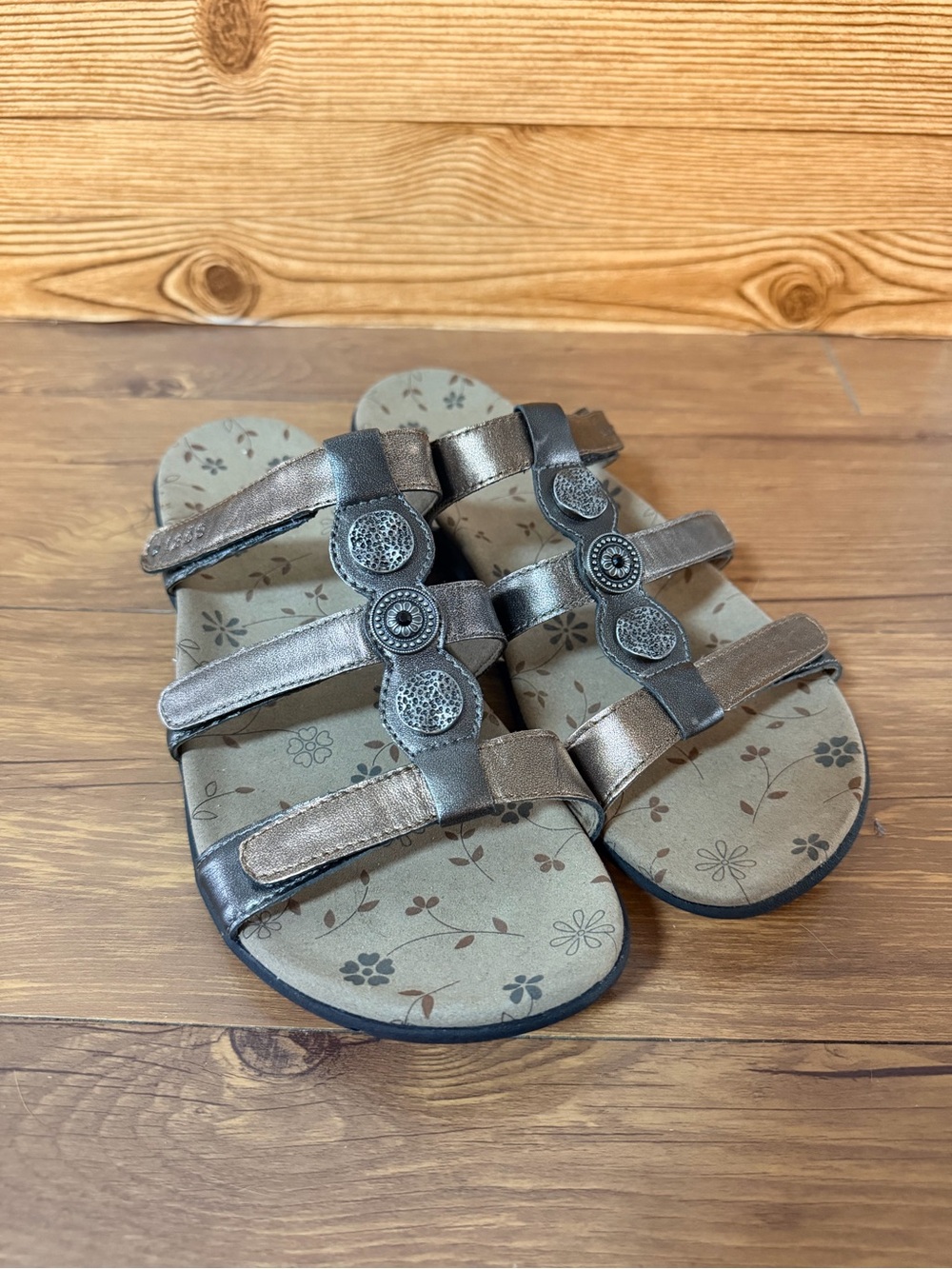 Taos Prize 3 Triple Strap Slide Sandals Size 10 Bronze Pewter Boho Medallion